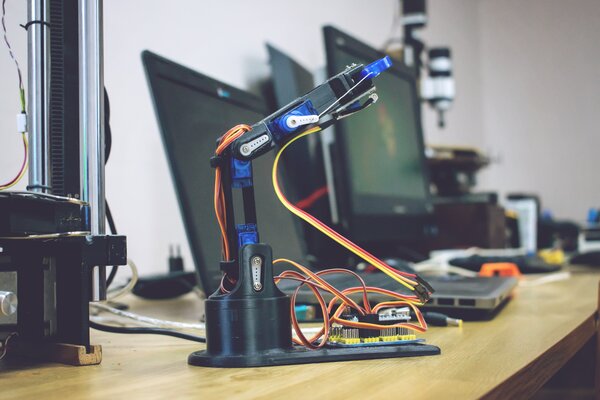 Roboterarm und Microcontroller 
