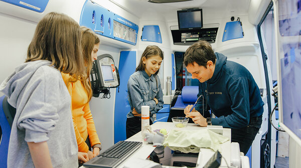 Sch�lerinnen erproben Medizintechnik 