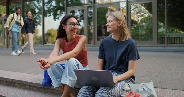 Studentinnen an der Uni 