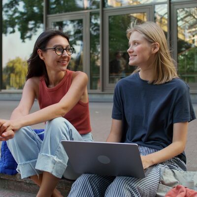 Studentinnen an der Uni 
