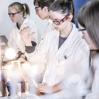 M�dchen im Chemielabor 